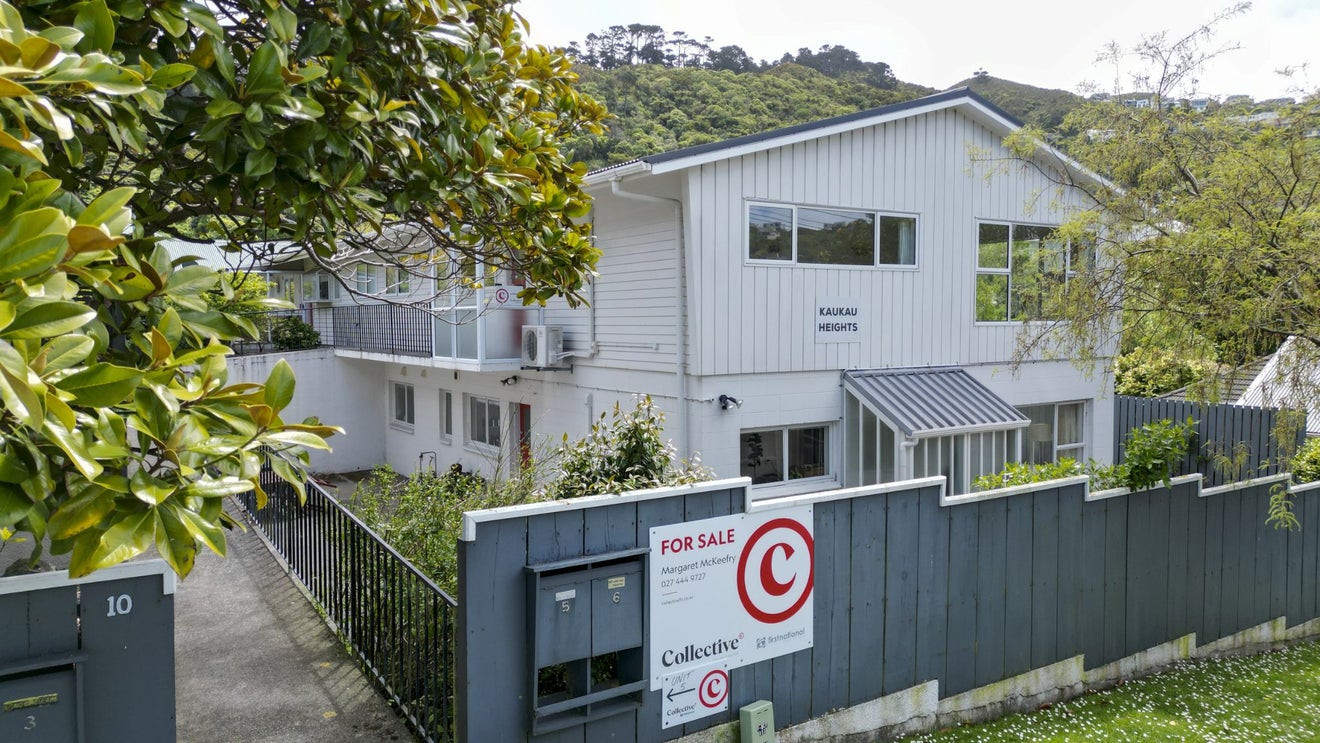 5/10 Box Hill, Khandallah, Wellington - Carousel 1