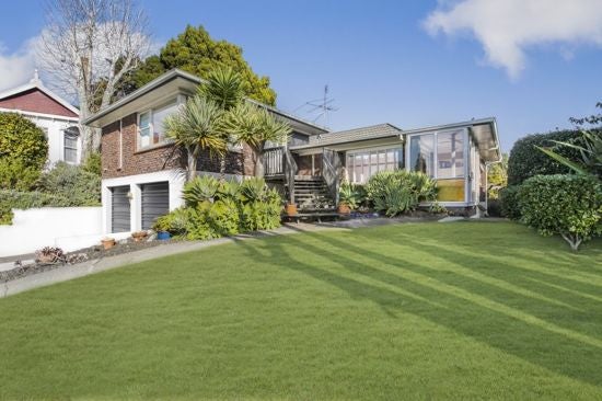 8 Mccall Place, Opaheke, Papakura - Carousel 1