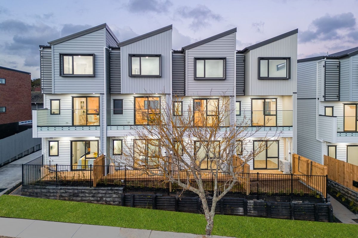 2 Hyde Street, Manurewa East, Auckland - Carousel 1