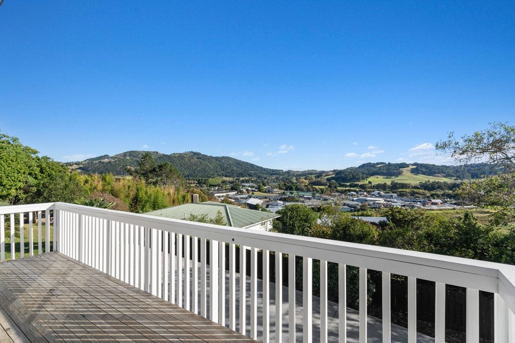 16 Mcinnes Avenue, Kamo, Whangarei - Carousel 1