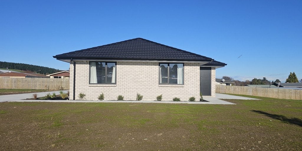 8 Kahikatea Drive, East Gore, Gore - Carousel 1