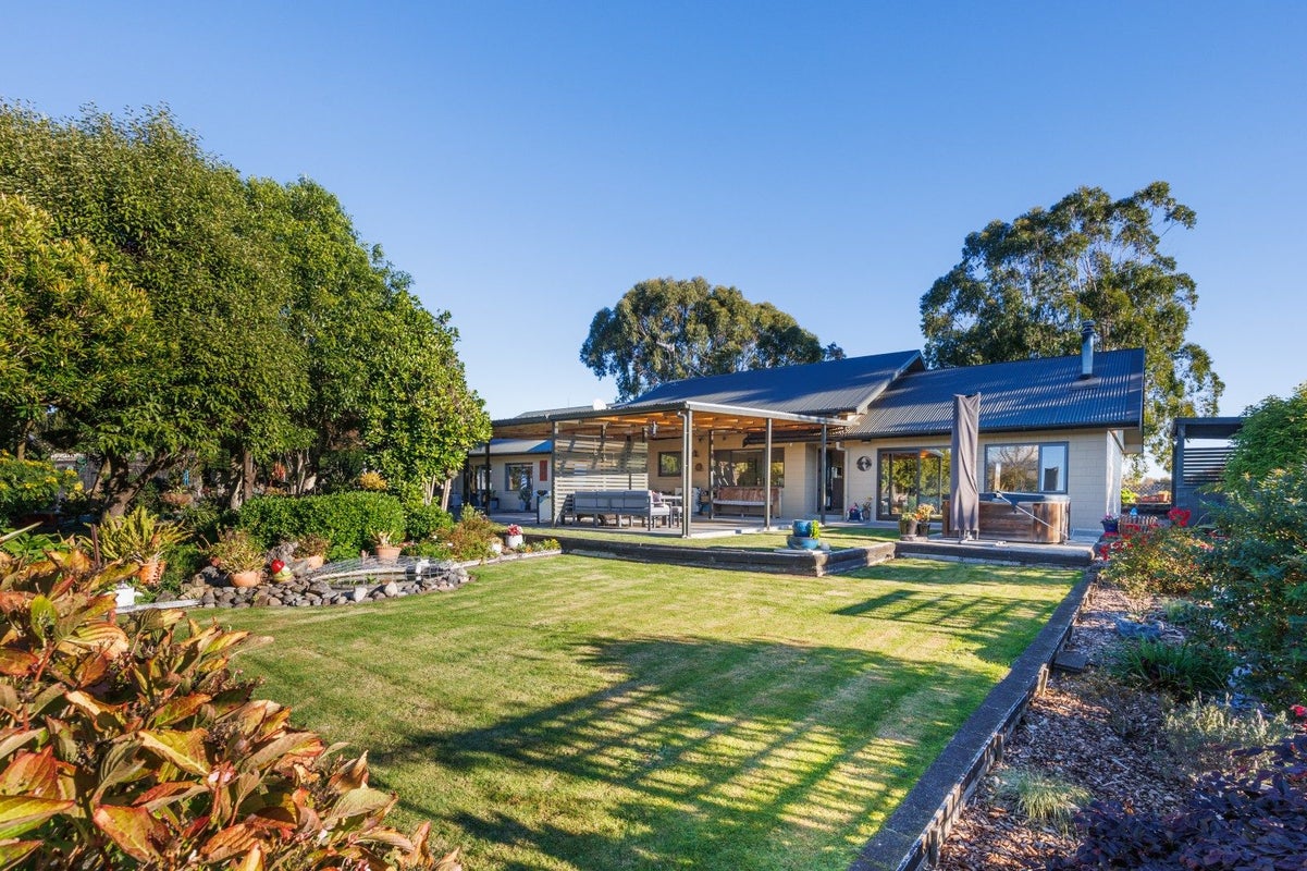 34 Hazelhurst Line, Kelvin Grove, Palmerston North - Carousel 1