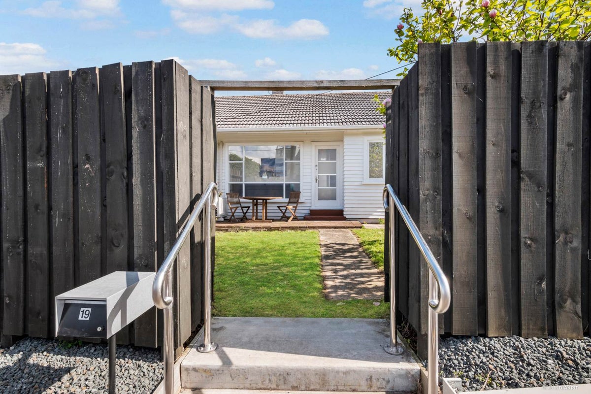 19 Lagoon Drive, Panmure, Auckland - Carousel 2