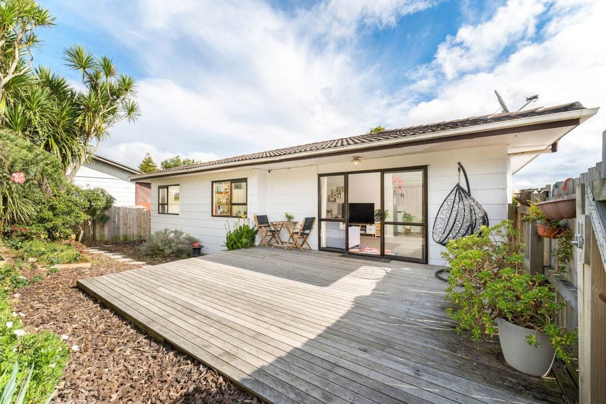 2/12 Benchmark Drive, Massey, Auckland - Carousel 1