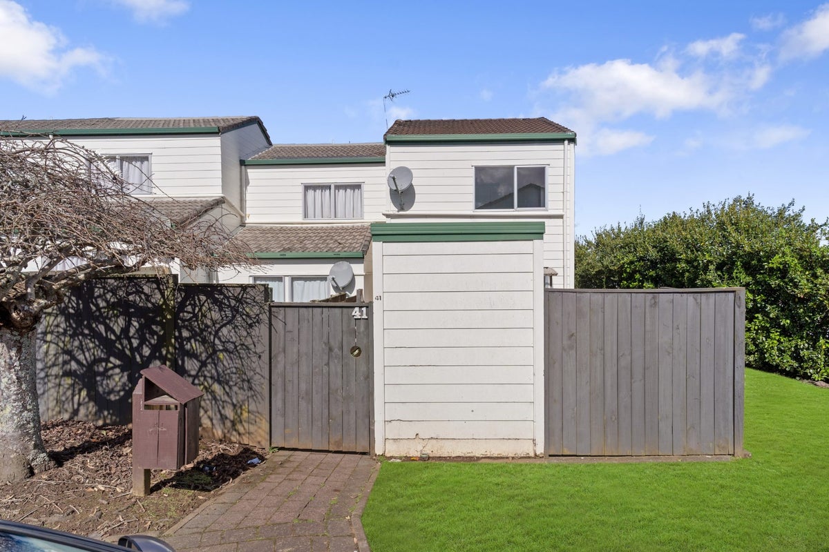 41 Fred Woodward Place, Mount Roskill, Auckland - Carousel 1