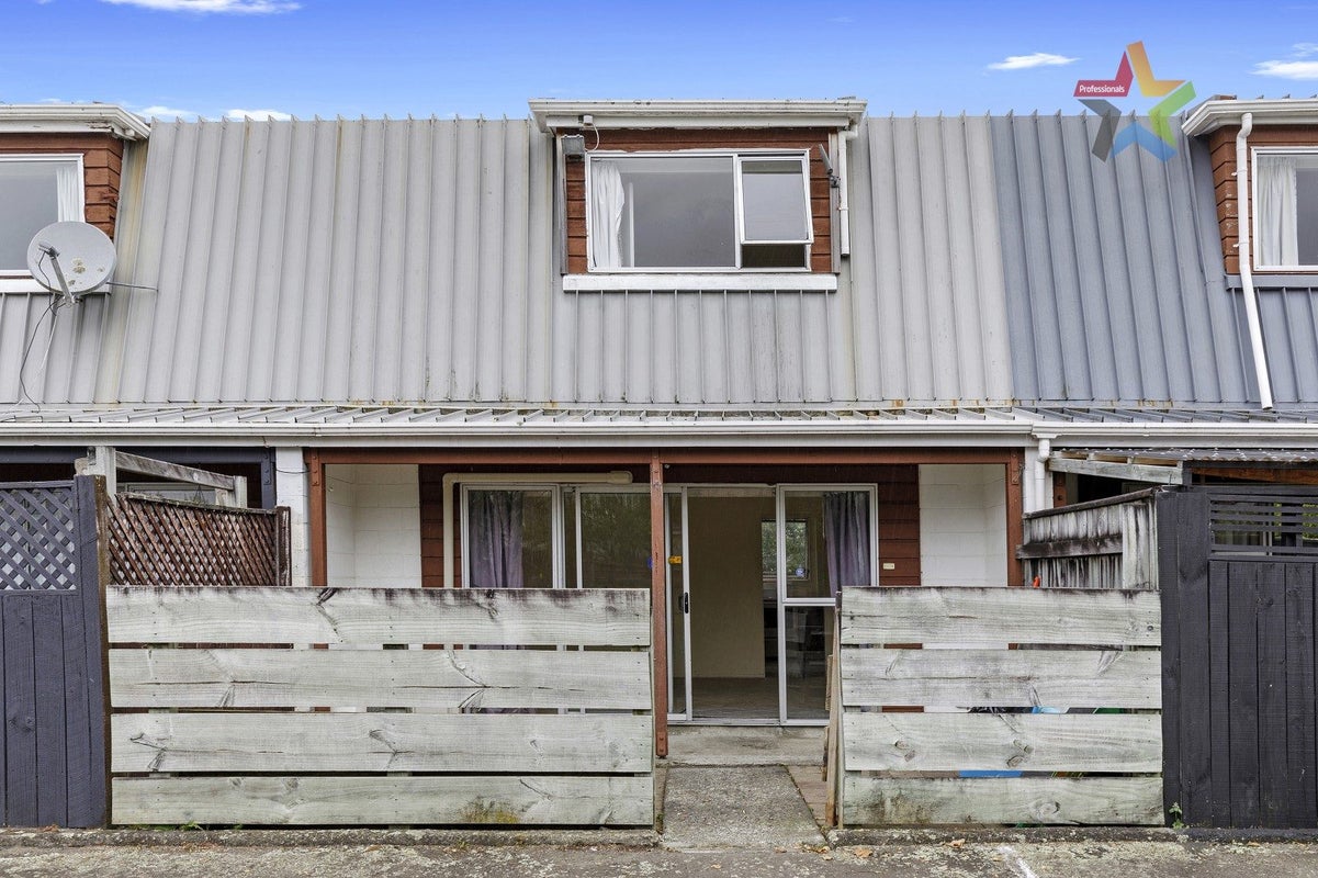 8C MONTGOMERY CRES, MAORIBANK, UPPER HUTT - Carousel 1