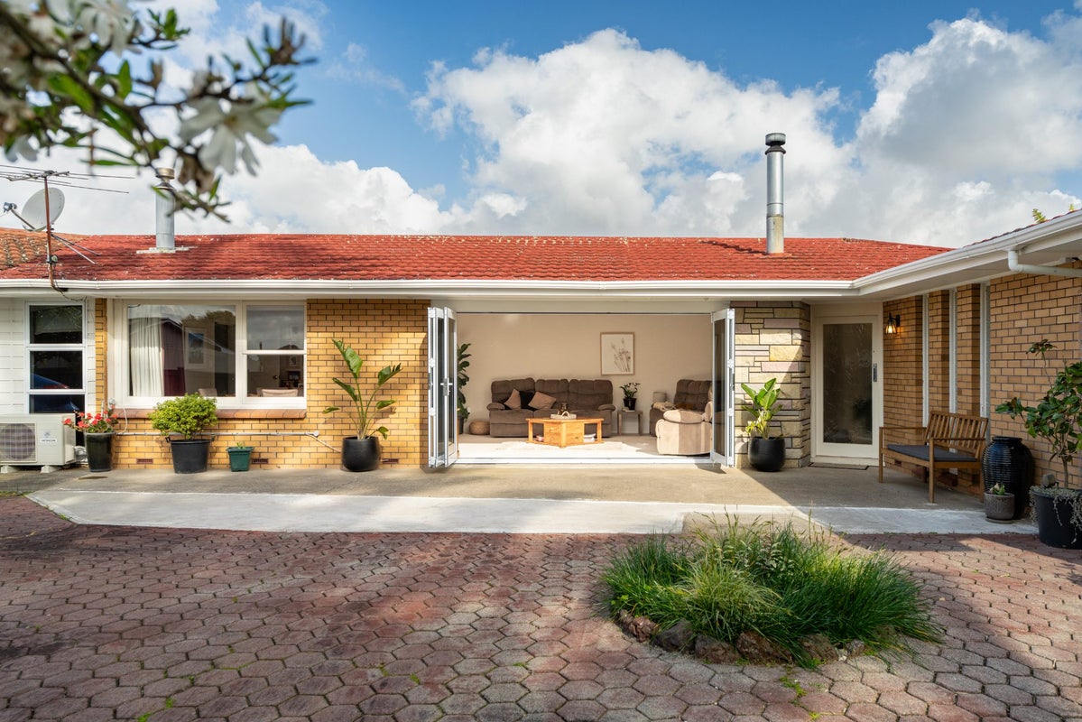 1 Winspear Place, Papatoetoe, Manukau City, Auckland - Carousel 1