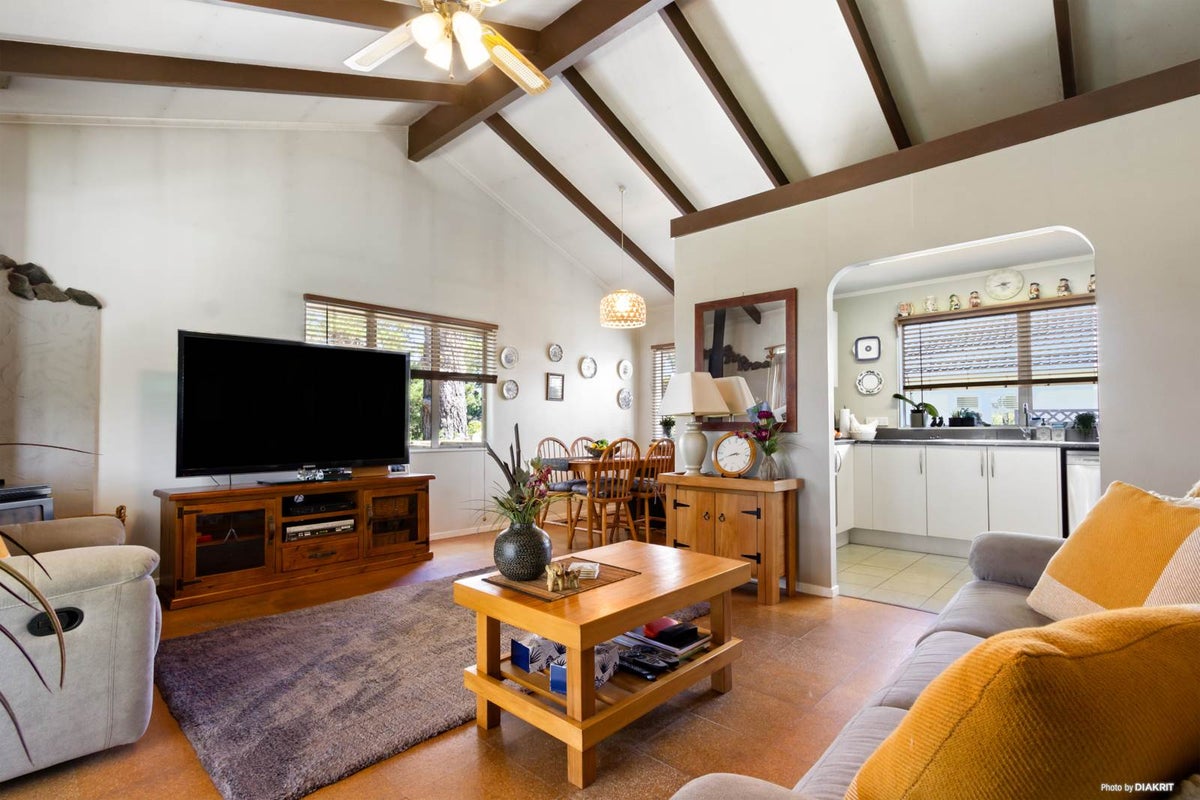 18A Bedford Street, Te Atatu South, Auckland - Carousel 1