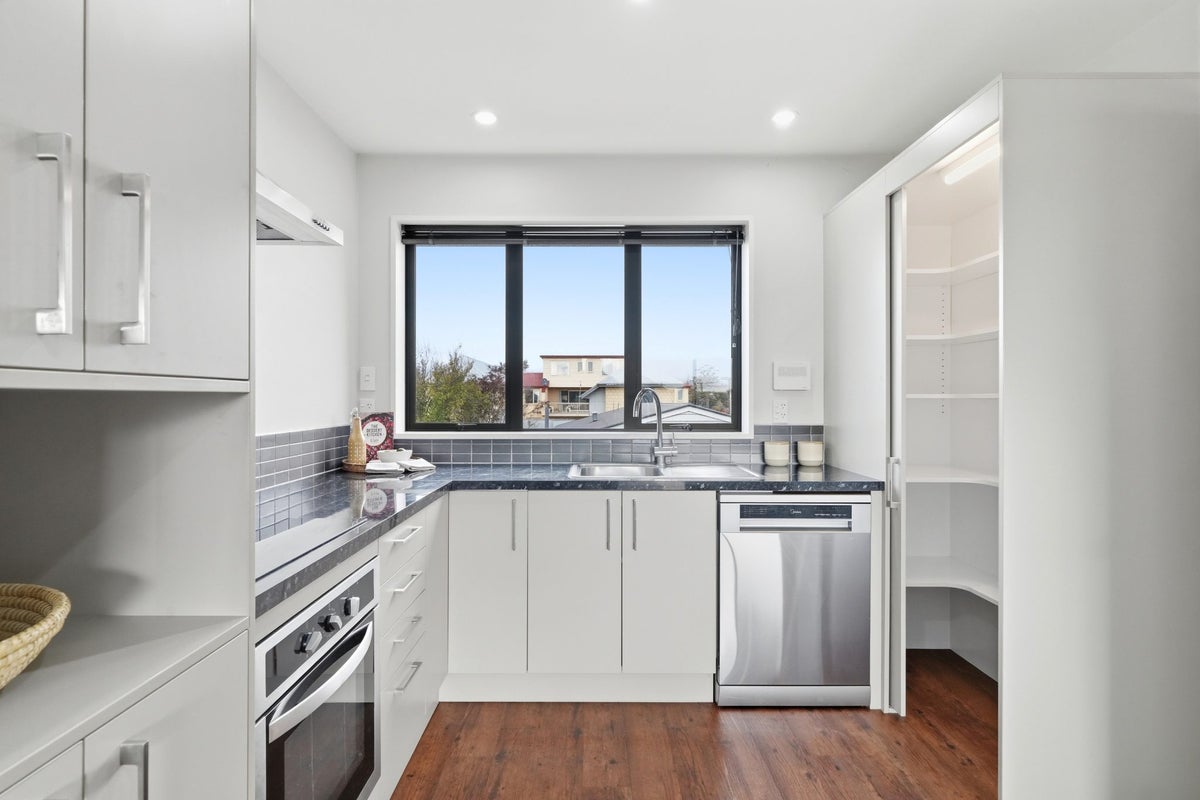 2/82 Packe Street, Edgeware, Christchurch - Carousel 2