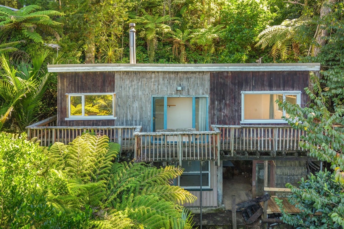 45 Takahe Road, Titirangi, Auckland - Carousel 1