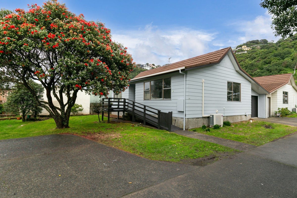 176 Queens Drive, Lyall Bay, Wellington - Carousel 1