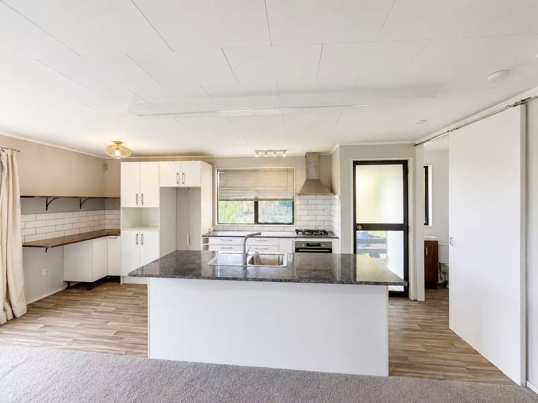9 Elizabeth Drive, West Harbour, Auckland - Carousel 2