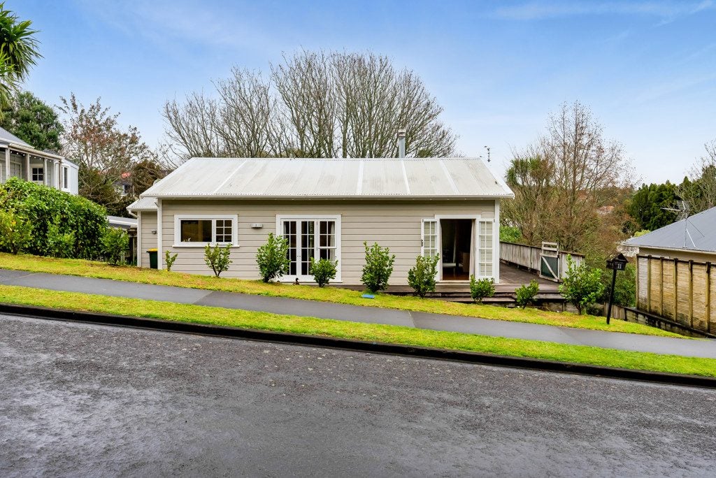 11 Sycamore Grove, Lower Vogeltown, New Plymouth - Carousel 1