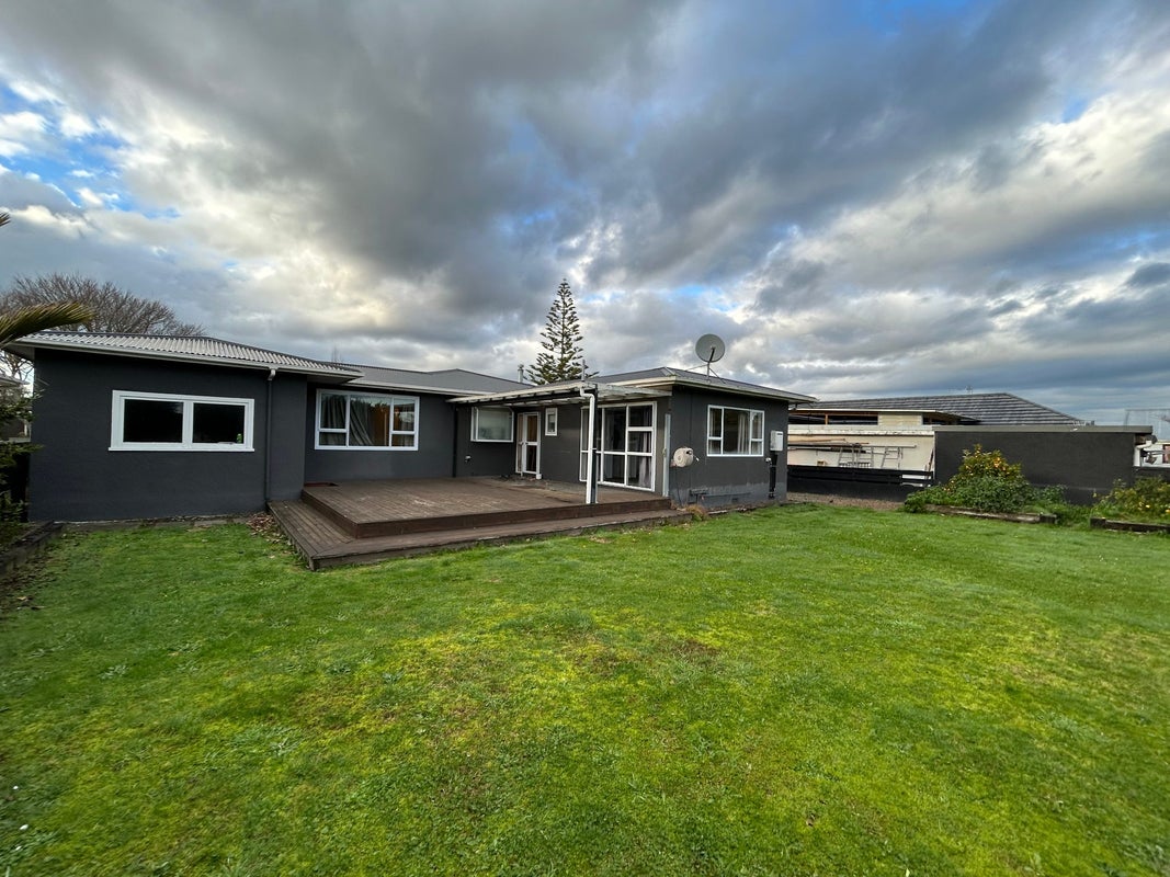 12 Birmingham Street, Takaro, Palmerston North - Carousel 11