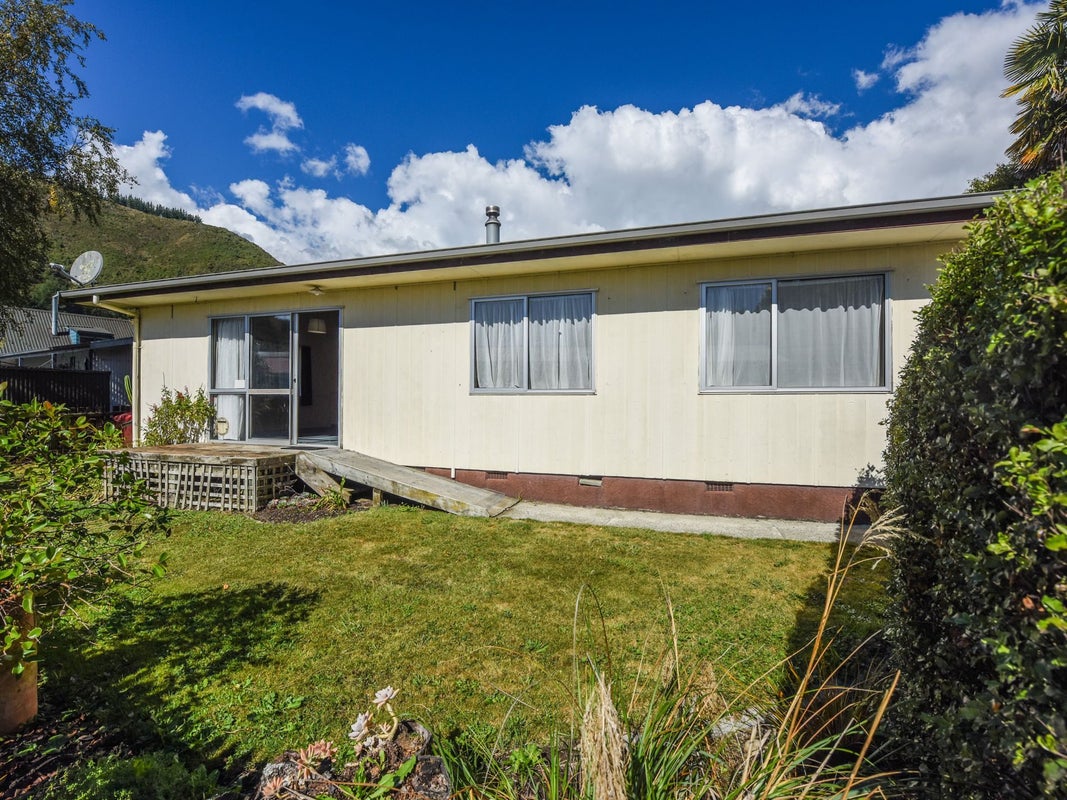 7 Silverbirch Grove, The Brook, Nelson - Carousel 1