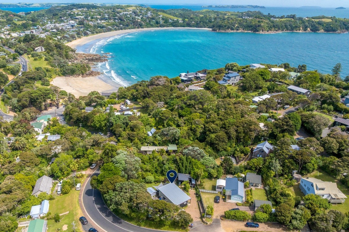 17 Goodwin Avenue, Oneroa, Waiheke Island - Carousel 1