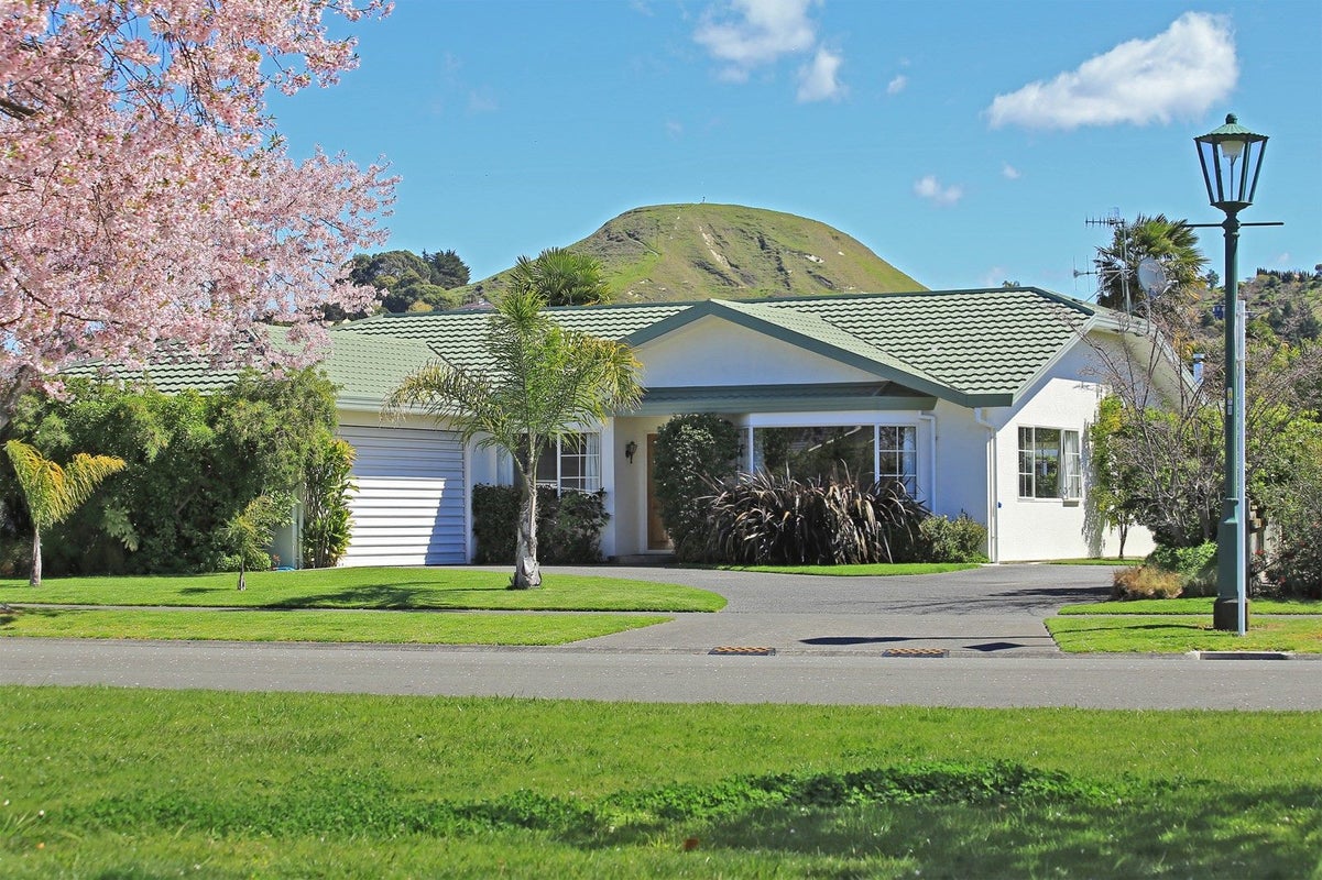 8 Brompton Drive, Taradale, Napier - Carousel 1