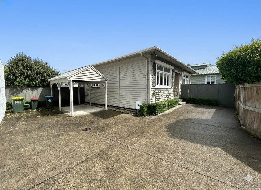 35A Queensway, Three Kings, Auckland - Carousel 1