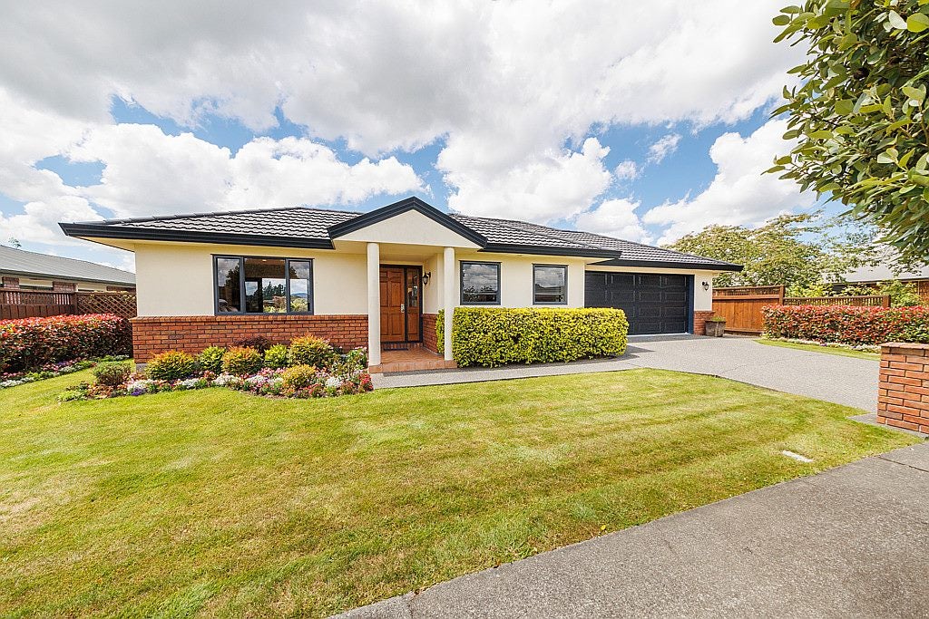 16 Sycamore Crescent, Fitzherbert, Palmerston North - Carousel 23