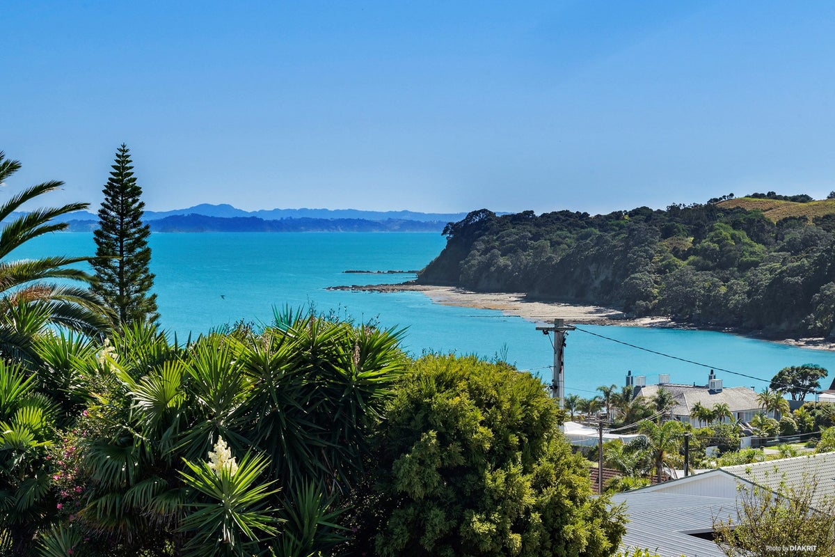 1032 Whangaparaoa Road, Tindalls Bay, Auckland - Carousel 1