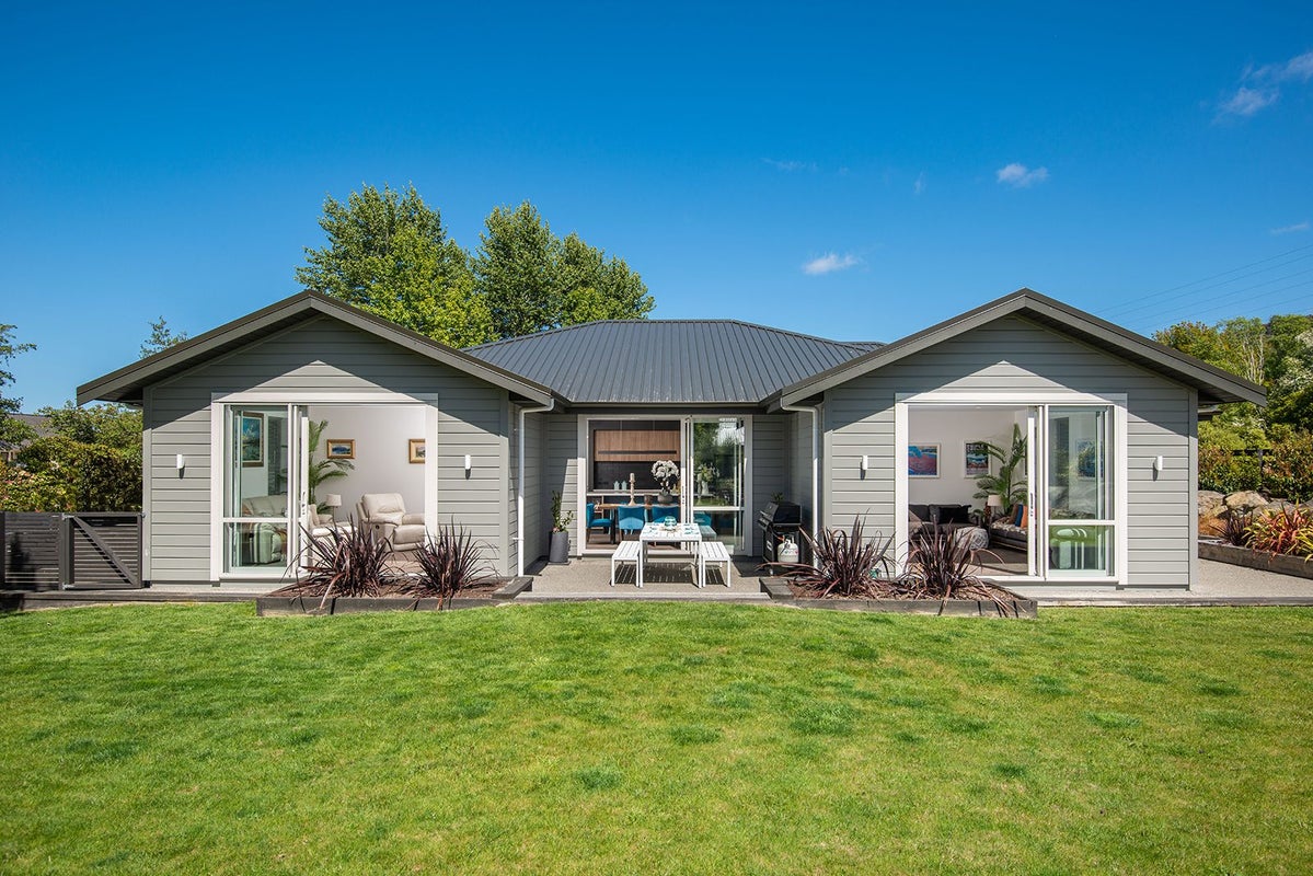 8 Redwoods Lane, Helensburgh, Dunedin - Carousel 1