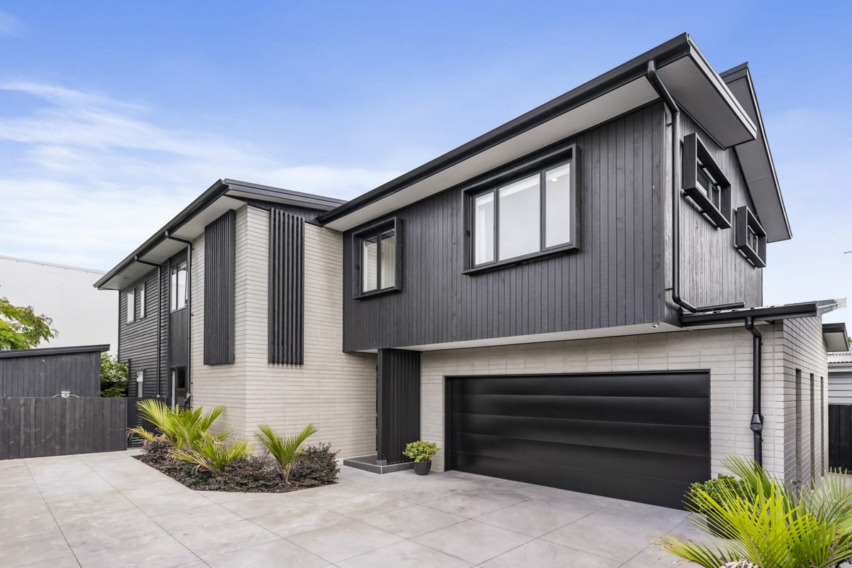 18B Kiwi Road, Point Chevalier, Auckland - Carousel 1