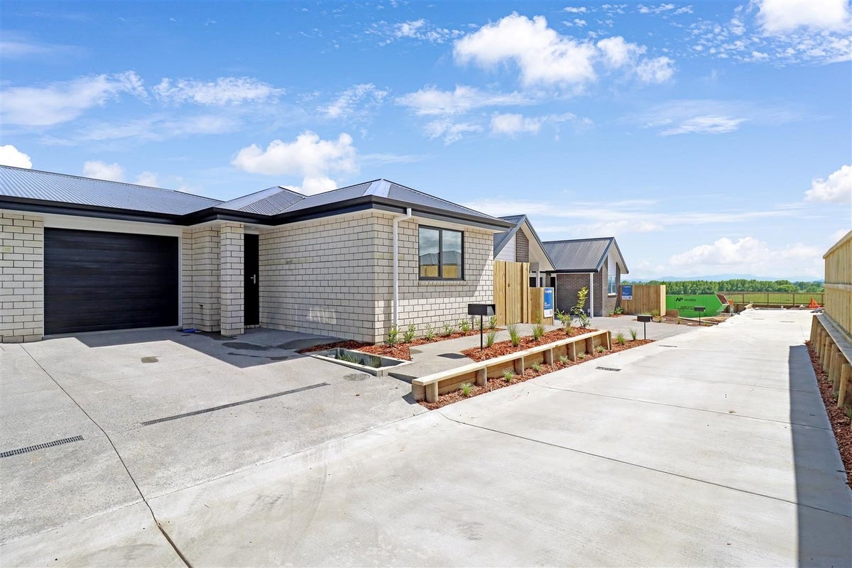 43 Waruhia Crescent, Rototuna North, Hamilton - Carousel 1