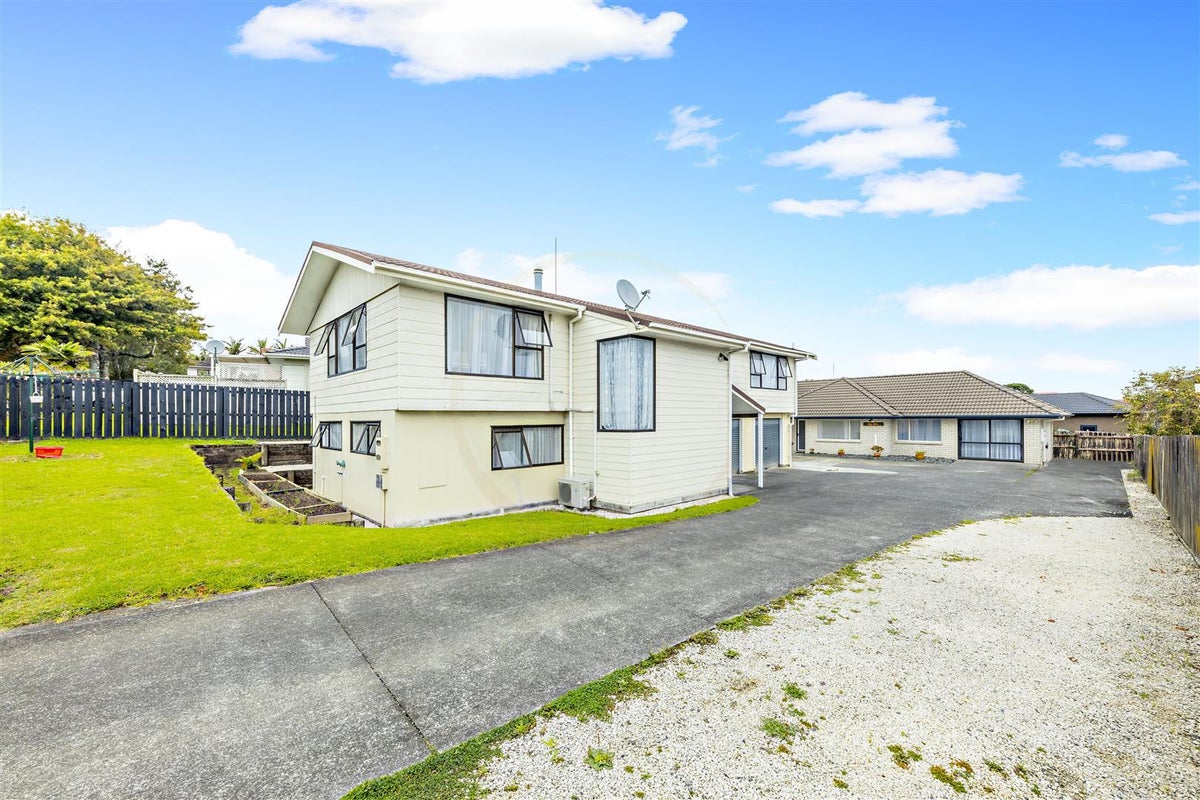 1/62 Hollyford Drive, Clover Park, Auckland - Carousel 1