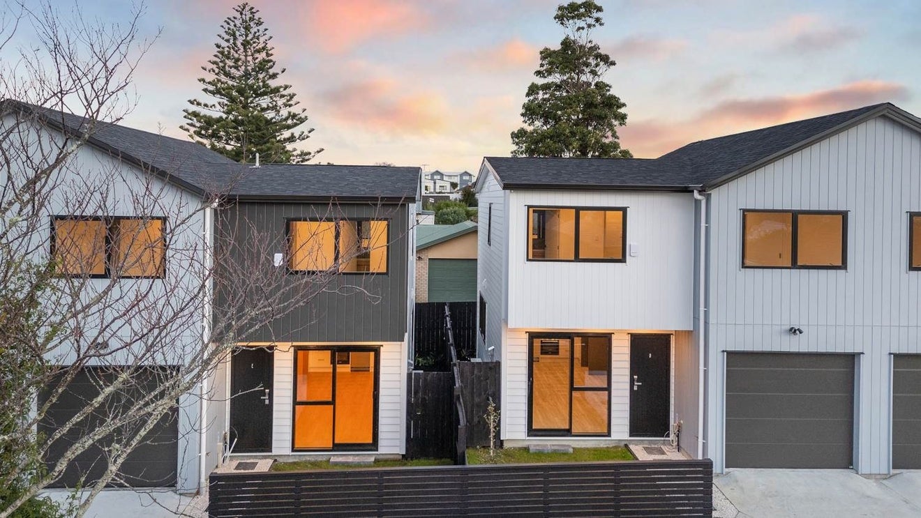 37D Flanshaw Road, Te Atatu South, Auckland - Carousel 1