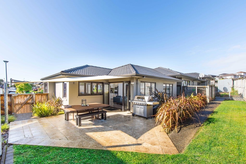 34 Intrepid Crescent, Beachlands, Auckland - Carousel 1
