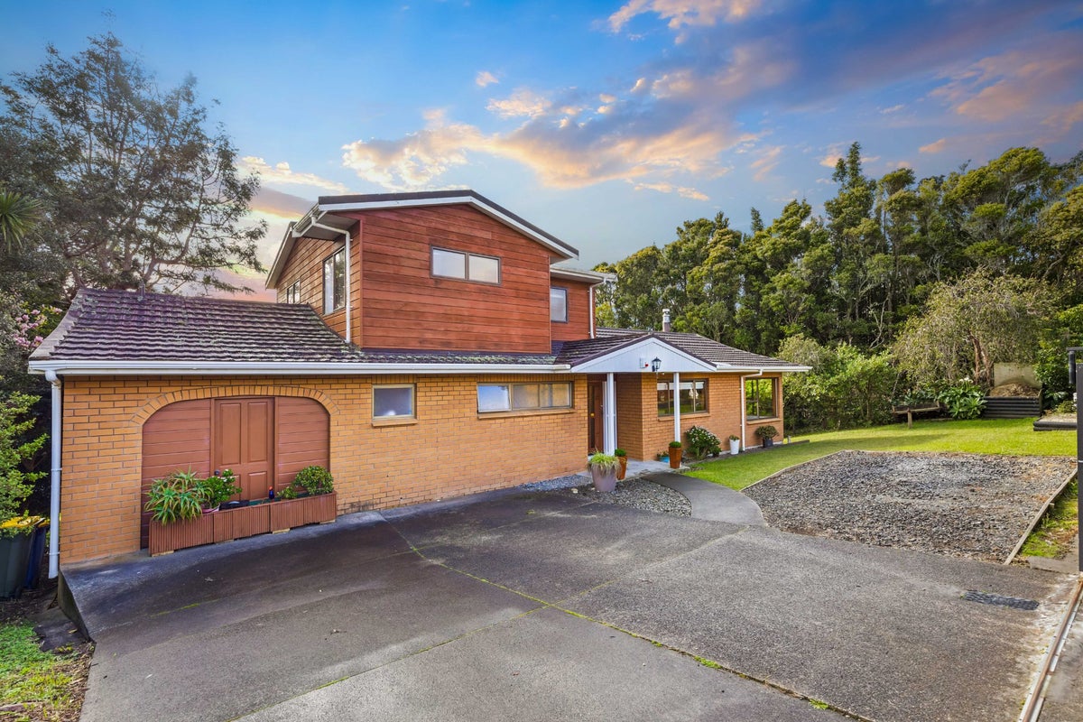 1109 Scenic Drive North, Swanson, Auckland - Carousel 1