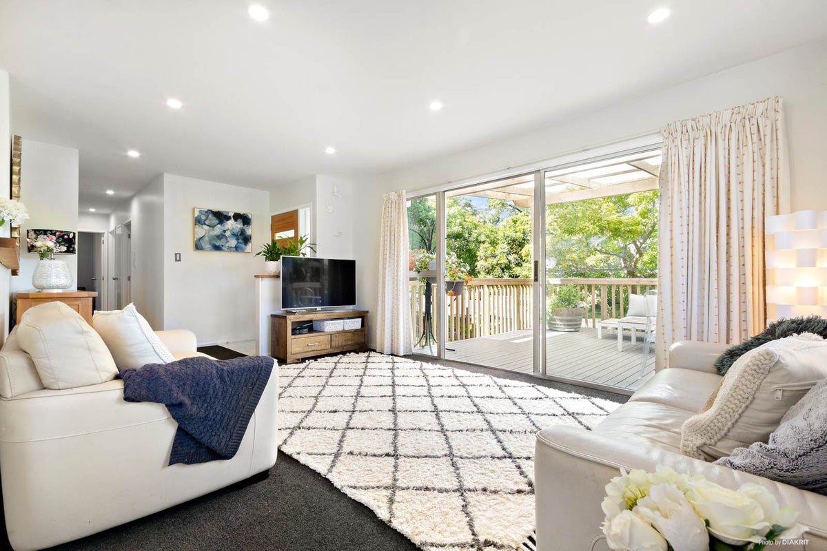 34 Onedin Place, Titirangi, Auckland - Carousel 2