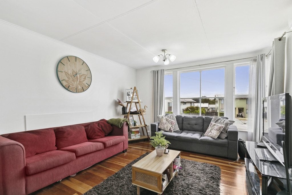 6 Iris Grove, Cannons Creek, Porirua - Carousel 2