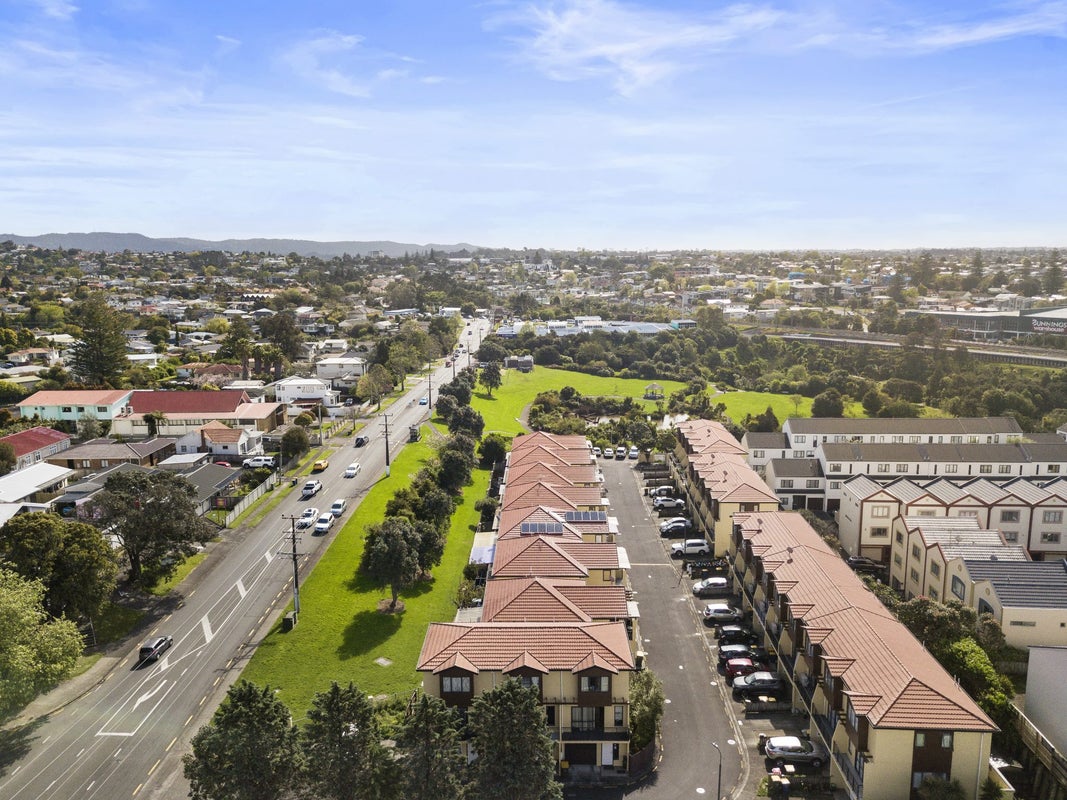 2/8 Margan Avenue, New Lynn, Auckland - Carousel 1