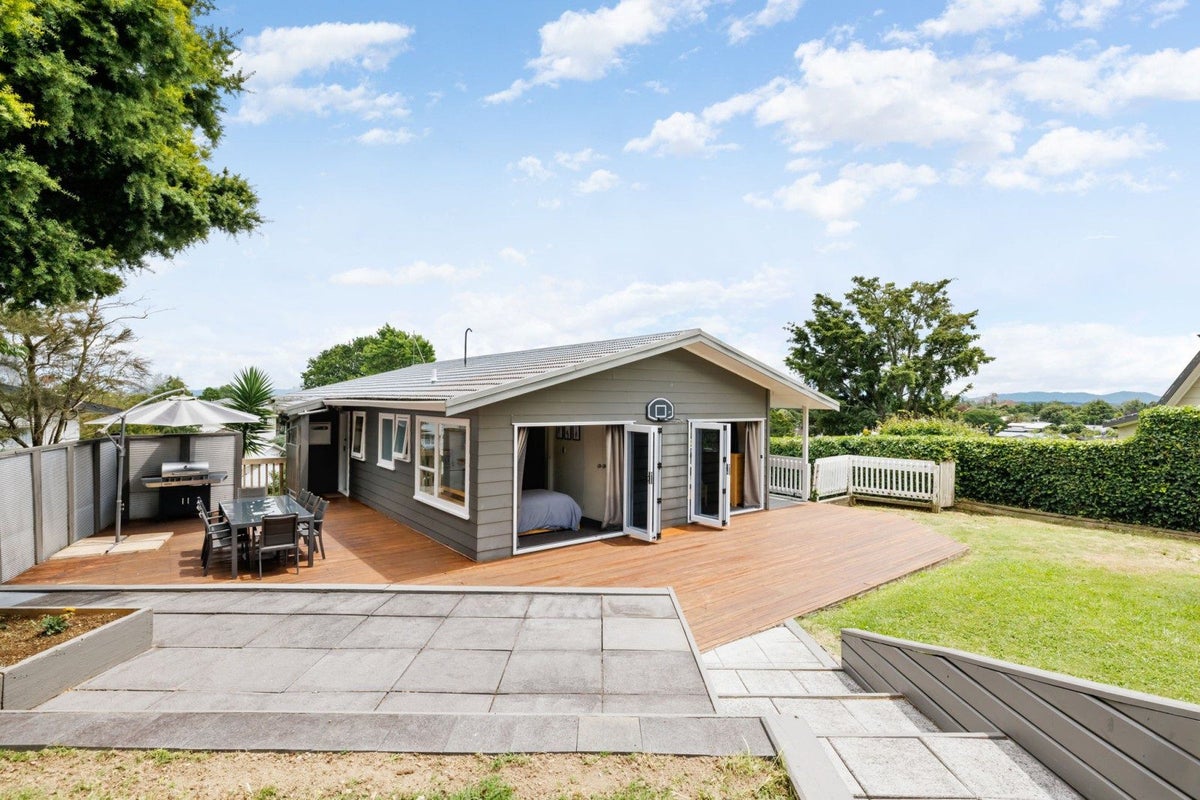 38 Pohutukawa Drive, Pukete, Hamilton - Carousel 1