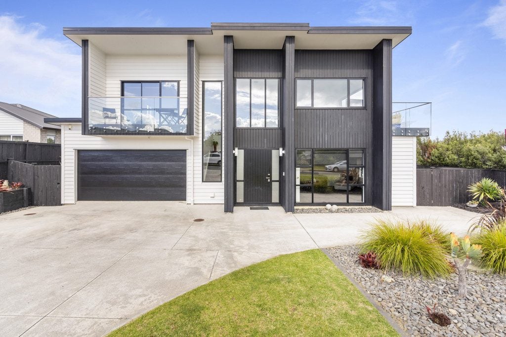 55 Seventh View Avenue, Beachlands, Auckland - Carousel 1