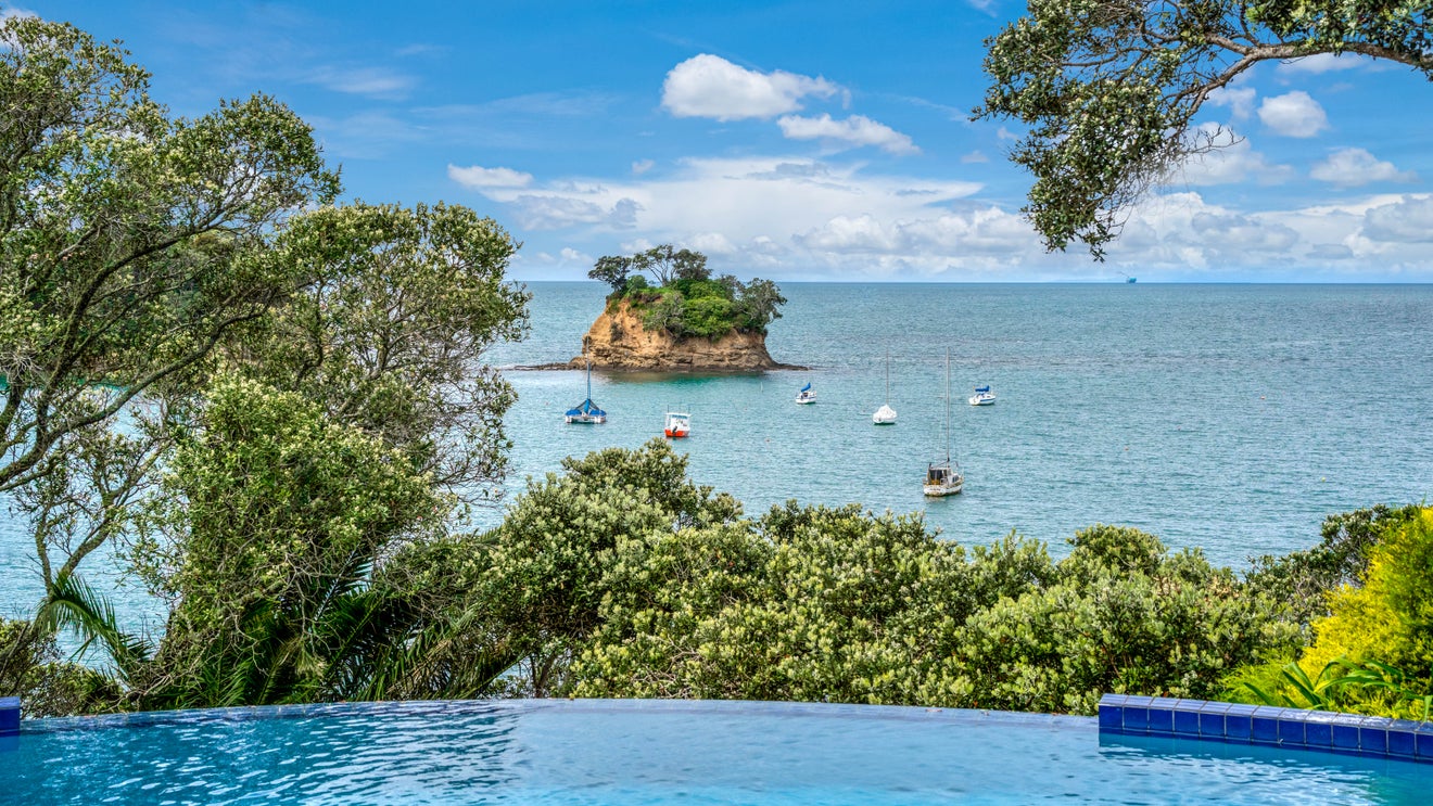 913 Beach Road, Waiake, Auckland - Carousel 2