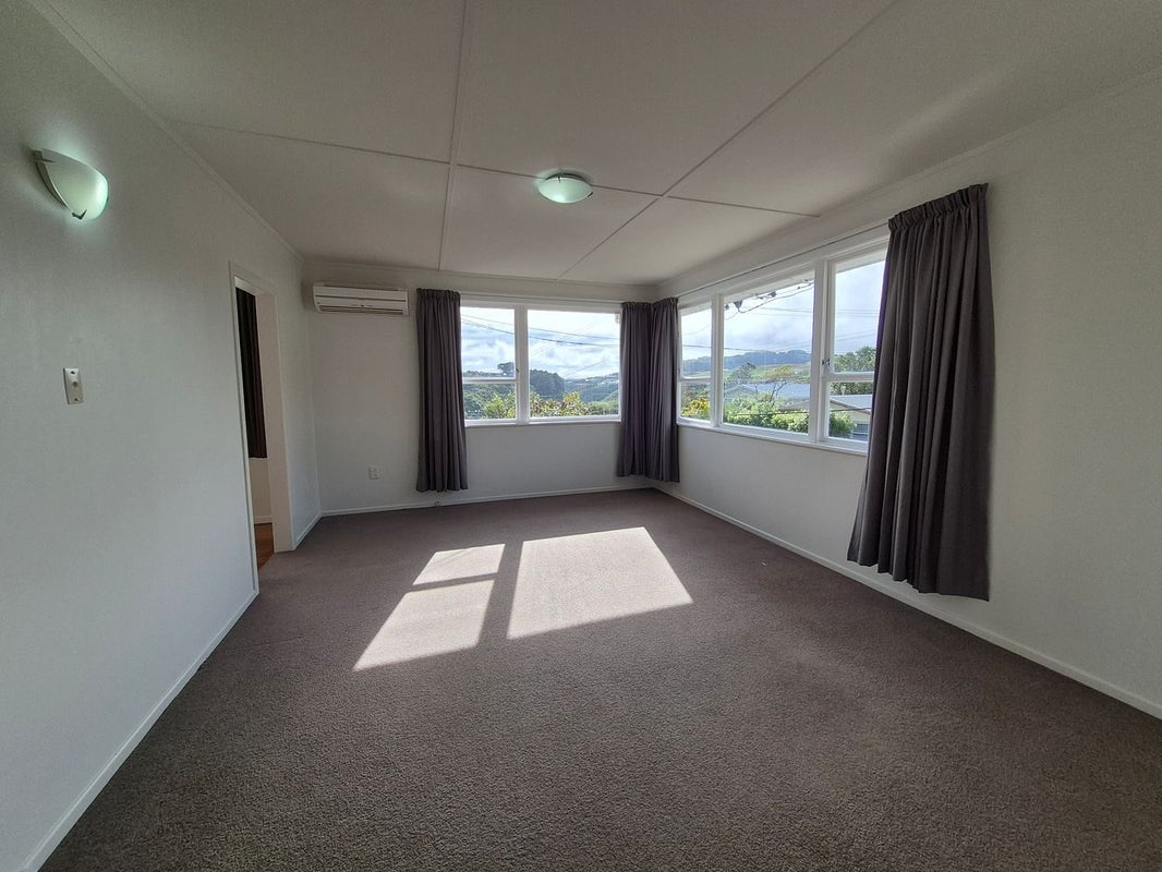 92 Beazley Avenue, Paparangi, Wellington - Carousel 2