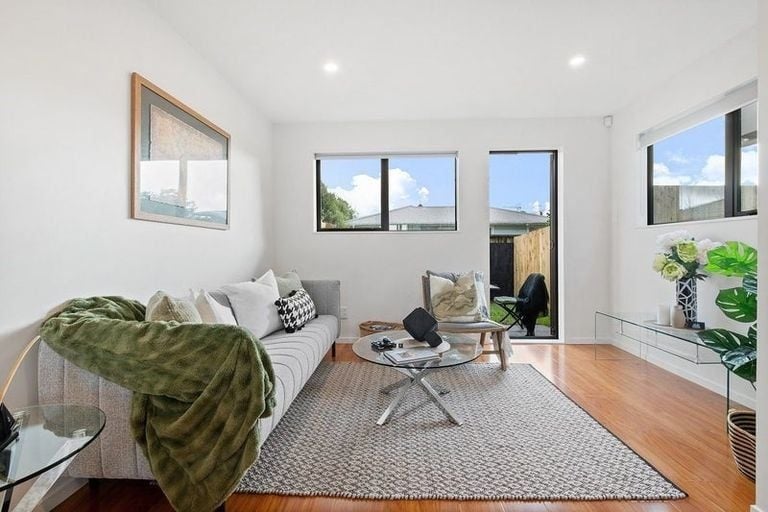 17 Red Arches Road, Henderson, Auckland - Carousel 2
