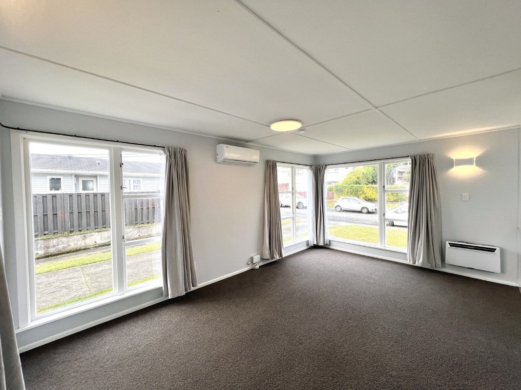 11A Oswald Crescent, Paparangi, Wellington - Carousel 2