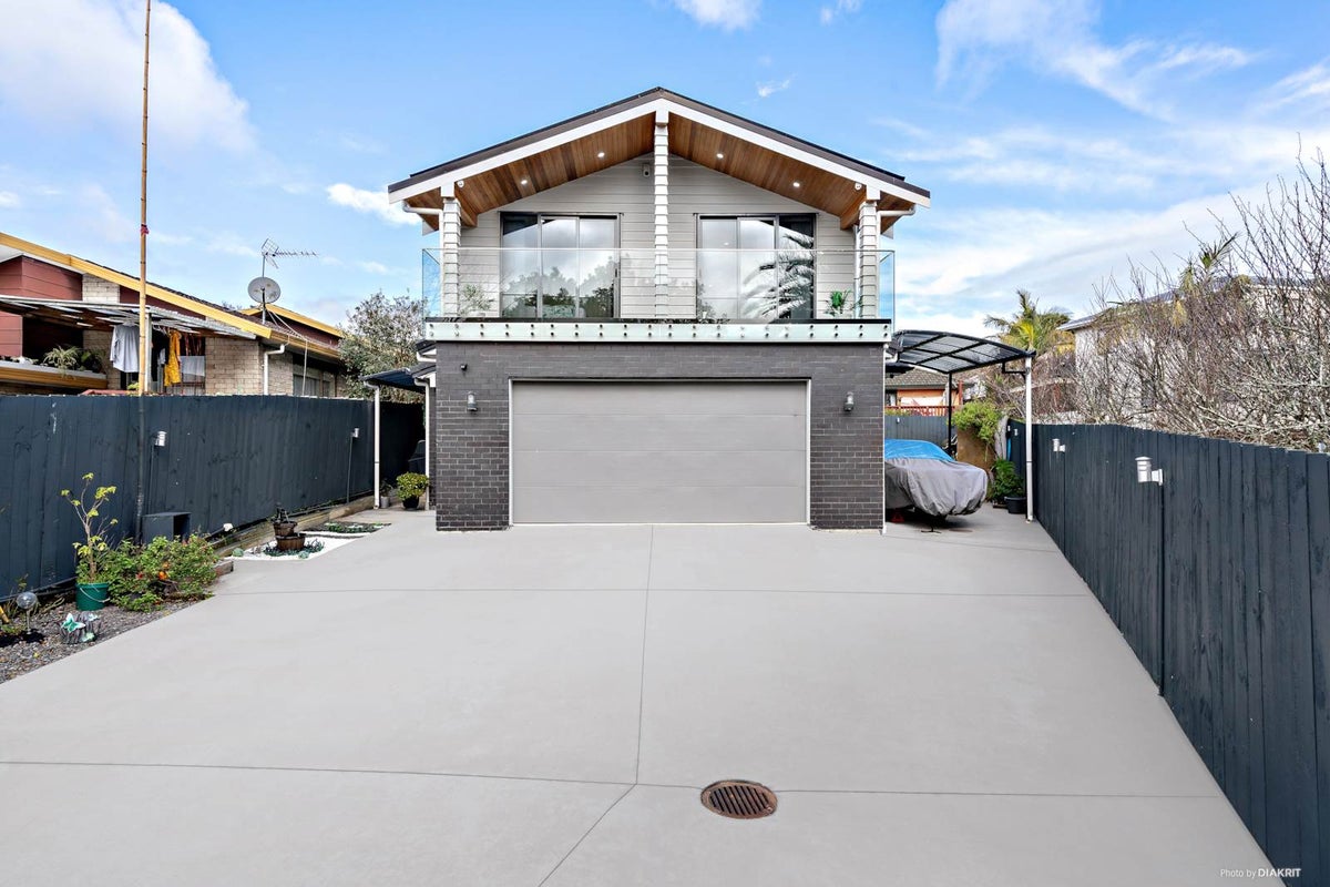 2/12 Sikkim Crescent, Clover Park, Auckland - Carousel 2