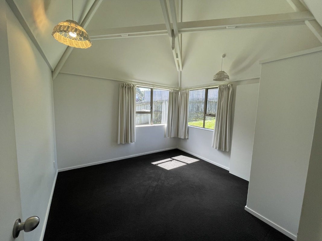 152 Akaroa Drive, Maupuia, Wellington - Carousel 1