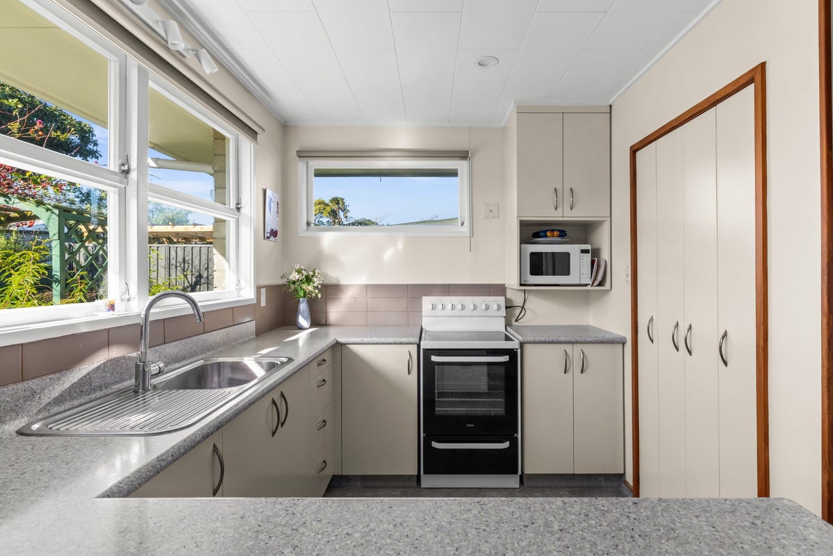 9 James Cook Street, Havelock North, Havelock North - Carousel 2