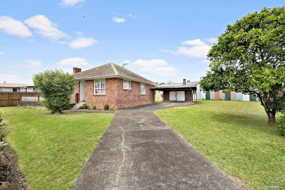 8 Wroughton Crescent, Otara, Auckland - Carousel 1