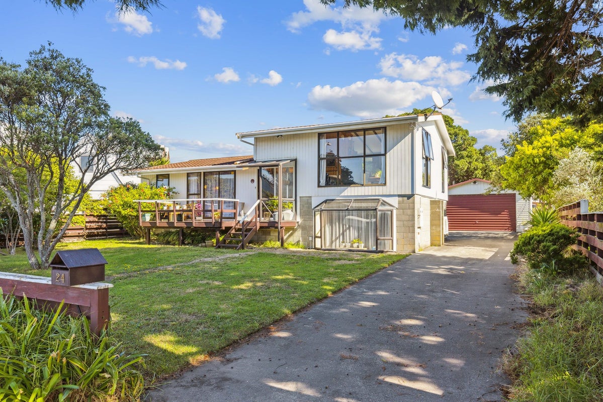 24 Freyberg Crescent, Waikanae Beach, Waikanae - Carousel 1