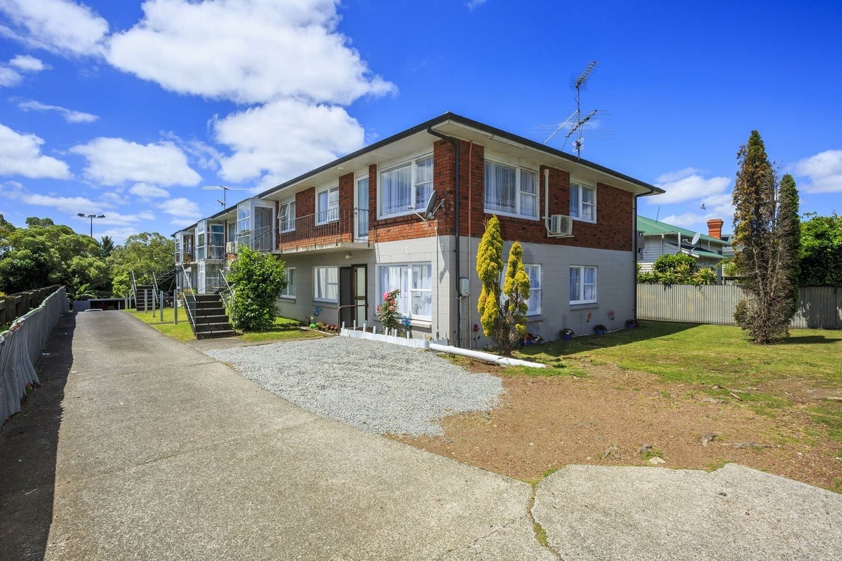 1/100 St Lukes Road, Mount Albert, Auckland - Carousel 1