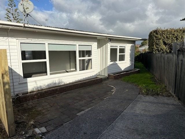 2/58 Rimu Street, New Lynn, Auckland - Carousel 1