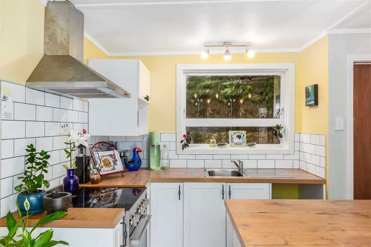 84 Airlie Road, Plimmerton, Porirua - Carousel 1