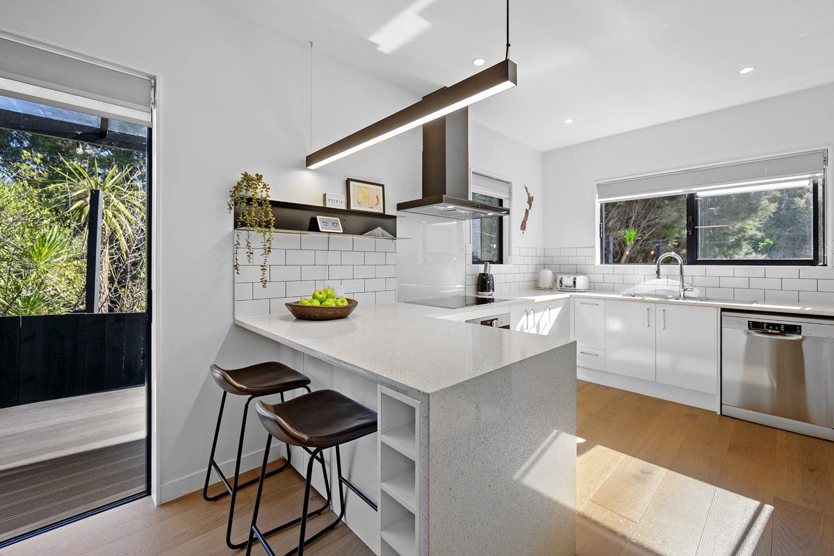 22 Hava Place, Green Bay, Auckland - Carousel 2