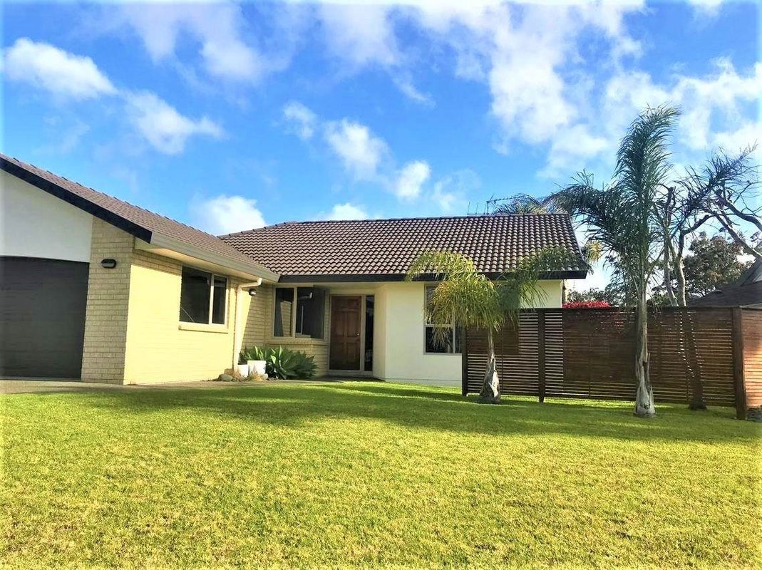 4 Lothian Brae, Wattle Downs, Auckland - Carousel 1
